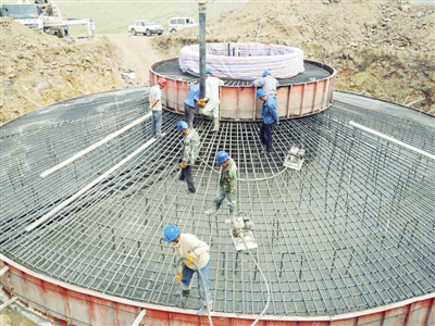 7月22日，內(nèi)蒙古察右前旗航天日澤新能源開(kāi)發(fā)公司5萬(wàn)千瓦風(fēng)電供熱項(xiàng)目首臺(tái)風(fēng)機(jī)基礎(chǔ)混凝土澆筑完成，標(biāo)志著該項(xiàng)目建設(shè)進(jìn)入了新階段。項(xiàng)目位于內(nèi)蒙古烏蘭察布市察右前旗境內(nèi)，總裝機(jī)容量 50兆瓦，中國(guó)能建西北電建承擔(dān)25臺(tái)風(fēng)電機(jī)組基礎(chǔ)澆筑和設(shè)備安裝等項(xiàng)目