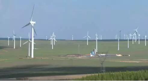 46.77%，這是今年4 月16日，蒙西電網(wǎng)新能源最大電力在全網(wǎng)實(shí)時(shí)發(fā)電出力中的比重，也一舉創(chuàng)下了國(guó)內(nèi)的新紀(jì)錄。對(duì)于這一新極值，卻肯定與質(zhì)疑聲音并存