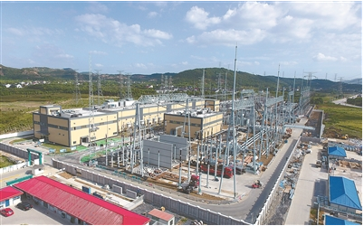 圖一圖二7月31日，世界首個(gè)500千伏統(tǒng)一潮流控制器(UPFC)示范工程在蘇州進(jìn)入安裝調(diào)試高峰階段。該工程計(jì)劃今年10月底建成投運(yùn)，將在世界范圍內(nèi)首次實(shí)現(xiàn)500千伏電網(wǎng)電能流向的靈活、精準(zhǔn)控制，提升蘇州南部電網(wǎng)受電能力約120萬(wàn)千瓦