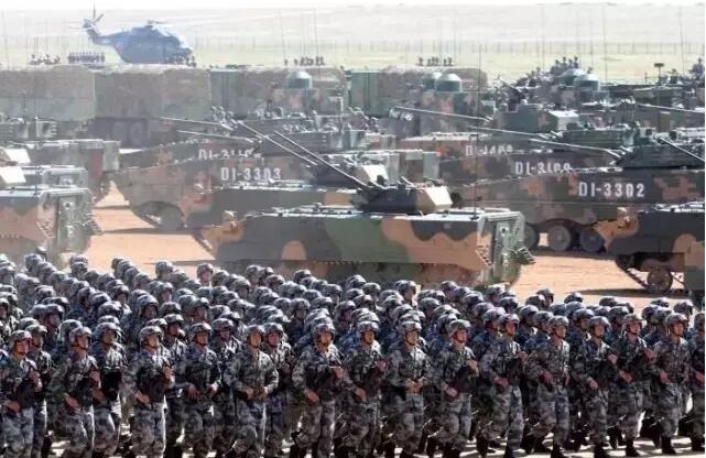 7月30日，慶祝中國(guó)人民解放軍建軍90周年的大閱兵在內(nèi)蒙古自治區(qū)的朱日和訓(xùn)練基地隆重舉行。與以往的廣場(chǎng)閱兵不同，本次閱兵實(shí)實(shí)在在展現(xiàn)了中國(guó)軍人“沙場(chǎng)男兒”的本色，一場(chǎng)大閱兵過(guò)后，我軍“圈粉無(wú)數(shù)”~點(diǎn)擊下方視頻，回顧中國(guó)軍人的沙場(chǎng)風(fēng)姿↓↓（視頻來(lái)源：“參考消息”）這次閱兵之后，跟著“中國(guó)軍人”一起刷爆朋友圈的還有“朱日和”這個(gè)名字