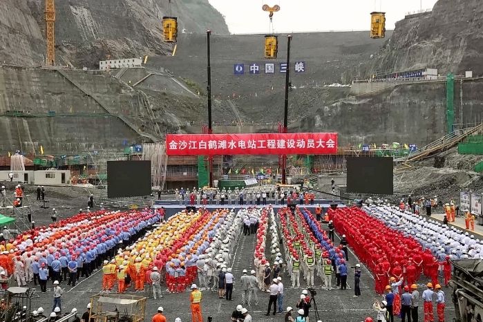 8月3日，裝機(jī)規(guī)模全球第二大、在建規(guī)模全球第一大水電站——白鶴灘水電站主體工程全面建設(shè)。自此，歷時(shí)10多年的科研、勘測(cè)、設(shè)計(jì)和6年多精心籌備，經(jīng)國(guó)務(wù)院審批同意，由三峽集團(tuán)投資建設(shè)的白鶴灘水電站，與烏東德水電站這兩座千萬(wàn)千瓦級(jí)巨型水電站同時(shí)進(jìn)入了主體工程大規(guī)模全面建設(shè)的新階段