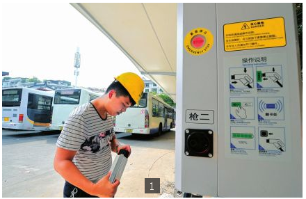 目前，全市已建好3個公交車充電場站，分別在西山、馬市鋪和師大路公交車換乘站，可以供50輛公交車同時充電。圖為西山公交車充電場站