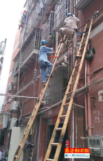 近日，深圳電網(wǎng)負荷數(shù)次刷新歷史新高，炎熱高溫天氣下，由于用電負荷劇增，部分供電設(shè)備不堪重負，引發(fā)故障，導(dǎo)致包括寶安松崗在內(nèi)的多個片區(qū)出現(xiàn)暫時停電情況，受影響的區(qū)域基本都為城中村或者供電設(shè)備殘舊的老舊小區(qū)。停電給相關(guān)區(qū)域的居民生活帶來了很大的影響，更凸顯了加快電網(wǎng)擴容改造的重要性和迫切性