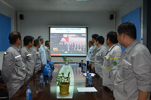 “我們?nèi)f眾一心，冒著敵人的炮火，前進(jìn)!冒著敵人的炮火，前進(jìn)! 前進(jìn)!前進(jìn)、進(jìn)!! ”8月1日，嘹亮的歌聲響徹防城港項(xiàng)目部，13名復(fù)退轉(zhuǎn)軍人挺拔的身姿屹立如山。“金戈鐵馬,氣吞萬里如虎