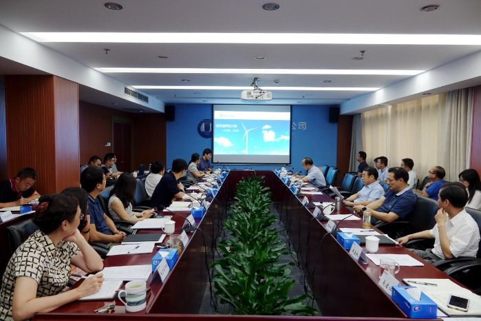 8月1日，三峽新能源召開關(guān)于低風(fēng)速分散式風(fēng)電開發(fā)研討會。三峽新能源董事長樊建軍、總經(jīng)理李斌出席會議，公司高管、各部門及各單位有關(guān)負責(zé)人參加會議