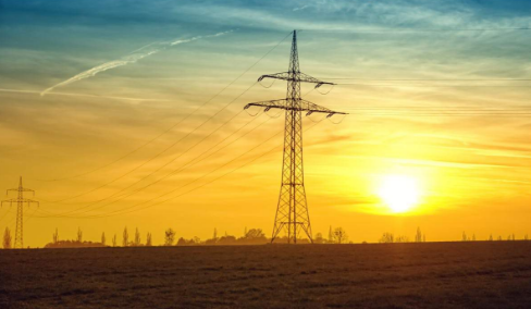 尼泊爾擬建跨境輸電線路連接中國(guó)電網(wǎng)尼泊爾與中國(guó)已經(jīng)啟動(dòng)了跨境輸電線路聯(lián)合開發(fā)的進(jìn)程，為兩鄰之間的電力貿(mào)易鋪平了道路。尼泊爾能源部高級(jí)官員說，尼泊爾已經(jīng)向中國(guó)政府提交了一份關(guān)于兩國(guó)輸電線路聯(lián)合開發(fā)的諒解備忘錄草案