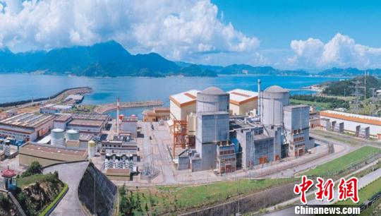 今天的大亞灣核電站（資料圖）中廣核供圖當(dāng)年大亞灣首臺(tái)機(jī)組施工現(xiàn)場(資料圖)中廣核供圖記者從中國廣核集團(tuán)(簡稱：中廣核)7日召開的新聞發(fā)布會(huì)上獲悉，位于深圳大亞灣核電基地的嶺澳核電站1號(hào)機(jī)組自2005年3月26日以來，連續(xù)12年以上無非計(jì)劃停機(jī)停堆，截至2017年8月7日，已連續(xù)安全運(yùn)行達(dá)4146天，居國際同類型機(jī)組世界第一。大亞灣核電基地?fù)碛写髞啚澈穗娬?、嶺澳核電站一期、嶺澳核電站二期共六臺(tái)百萬千瓦級(jí)核電機(jī)組，是目前全球最大的輕水壓水堆核電基地