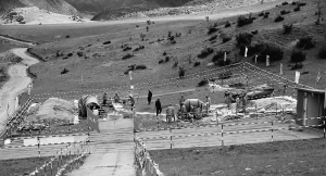 進(jìn)入8月，500千伏藏中聯(lián)網(wǎng)工程迎來組塔安裝高峰期，保護(hù)施工地周邊生態(tài)環(huán)境也在同步實(shí)施。預(yù)計(jì)到2018年9月，工程竣工投運(yùn)后，那些曾因施工修建的臨時(shí)便道，將不留任何“疤痕”，恢復(fù)原有的地勢風(fēng)貌