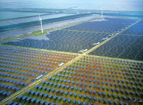 “風(fēng)光漁”互補(bǔ)產(chǎn)業(yè)基地是江蘇省東臺(tái)沿海灘涂綜合開發(fā)先導(dǎo)區(qū)的重要組成部分，形成上有風(fēng)力發(fā)電、中有光伏利用、下有水面養(yǎng)殖的“風(fēng)光漁”立體開發(fā)模式，實(shí)現(xiàn)了灘涂資源高效利用效益最大化，建成全球單體規(guī)模最大的灘涂風(fēng)光電產(chǎn)業(yè)基地。中國日?qǐng)?bào)圖片網(wǎng)供圖

  
  原標(biāo)題:江蘇建成全球單體規(guī)模最大的灘涂風(fēng)光電產(chǎn)業(yè)基地
  