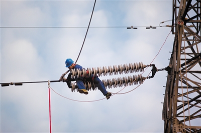 近期，隨著成都出現(xiàn)持續(xù)高溫天氣，以及極端雷暴雨天氣頻發(fā)等，造成多條線路故障停運。為全力保障居民用電，國網(wǎng)成都供電公司采取了特殊運維模式，確保設(shè)備最大限度安全出力，并先后出動4231人次，通過不間斷地對4300公里輸電線路開展特巡、對303座變電站開展紅外測溫、對33座變電站及68臺主變實施帶電水沖洗等各種方式，全力保障設(shè)備安全穩(wěn)定運行