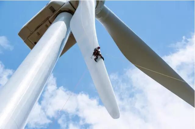 風(fēng)電機(jī)組的參數(shù)正在飆升至創(chuàng)紀(jì)錄的水平。2016年安裝的風(fēng)電機(jī)組平均風(fēng)輪直徑達(dá)到354英尺，比1998-1999年增加了127%，比5年前平均水平增加了13%