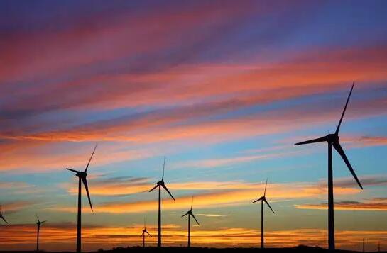 目前，可再生能源開發(fā)的就業(yè)效應(yīng)已經(jīng)顯現(xiàn)。IRENA發(fā)布的最新報(bào)告顯示，2016 年，全球可再生能源從業(yè)人數(shù)達(dá)到980萬，風(fēng)能和太陽能則是創(chuàng)造就業(yè)崗位較多的兩大技術(shù)分支