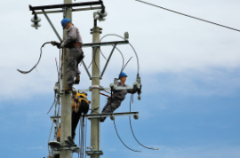 “報告，所有地線拆除完畢，桿上無作業(yè)人員，申請送電。”“可以送電！”7月5日，隨著遼寧省鞍山市臺安縣10千伏新方線新開市場分支12號桿村村通動力電變壓器臺區(qū)工程順利送電，標(biāo)志著遼寧鞍山供電公司配電工廠化裝配首次應(yīng)用獲得成功