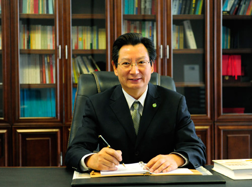 多年來，燃?xì)廨啓C(jī)因其應(yīng)用領(lǐng)域廣泛，且功率密度大、效率高、啟動快，燃料適應(yīng)性強(qiáng)、污染排放水平低等諸多優(yōu)勢，在提供能源和節(jié)能減排等諸多方面發(fā)揮著極其重要作用，已成為國家軍用動力和民用能源動力的主力軍。中國航發(fā)集團(tuán)沈陽發(fā)動機(jī)研究所副所長李孝堂，在熱能與動力工程領(lǐng)域，作為燃?xì)廨啓C(jī)系列型號總師,他是研發(fā)領(lǐng)軍人，用20多年時間開拓了一片屬于燃?xì)廨啓C(jī)的天地，李孝堂和他的團(tuán)隊是這片天地的主人，也是艱難的拓荒者，因為航機(jī)改燃機(jī)這個事業(yè)，是和理想生長在一處的使命與責(zé)任，為國家發(fā)展貢獻(xiàn)動力，向世界先進(jìn)燃機(jī)水平挑戰(zhàn)，源源不斷地交