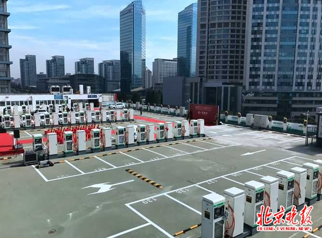 2017年8月8日訊，緊鄰長安街，可為101輛小汽車同時充電的CBD“空中充電站”今天正式投用。記者從市城市管理委員會了解到，到2020年，東西城老城區(qū)、北京城市副中心、新機(jī)場、冬奧區(qū)域等城市核心區(qū)，900米就可以找到一處充電設(shè)施