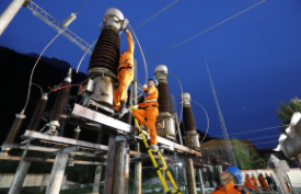 8月10日晚，綿陽(yáng)供電公司應(yīng)急搶險(xiǎn)隊(duì)員在110千伏九寨溝變電站拆除受損電流互感器。8月10日22時(shí)30分，隨著調(diào)度人員一聲令下，開(kāi)關(guān)合閘，110千伏九寨溝變電站恢復(fù)送電