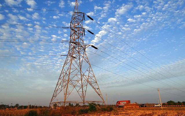 近日，江蘇省電力公司2017年年中工作會(huì)議于近日召開(kāi)，信息顯示，今年上半年，江蘇電力累計(jì)實(shí)施電能替代項(xiàng)目3079個(gè)，完成替代電量82億千瓦時(shí)，較去年同期增長(zhǎng)17%;轉(zhuǎn)化電能替代潛力項(xiàng)目2917個(gè)，形成儲(chǔ)備項(xiàng)目1500個(gè)，成功實(shí)施項(xiàng)目1186個(gè)。在推進(jìn)電能替代工作過(guò)程中，國(guó)網(wǎng)江蘇電力除了向港口岸電、電動(dòng)汽車(chē)以及工商業(yè)、學(xué)校、醫(yī)院等領(lǐng)域縱深發(fā)展外，還開(kāi)拓新領(lǐng)域，擴(kuò)大電能替代覆蓋面