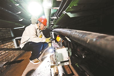 電力電纜隧道，是除城市地下排水管道、地鐵、人防工程、地下停車場等之外，鮮為人知的又一座“地下空間”。昨天上午，北京青年報記者從市城市管理委獲悉，為確保電網(wǎng)正常運(yùn)行，截至目前，已經(jīng)完成了一輪電力隧道內(nèi)部巡視和帶電檢測