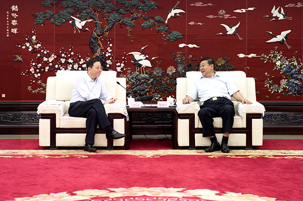  8月3日，華電集團公司黨組書記、董事長趙建國，黨組成員、總會計師邵國勇在集團總部會見了中國人壽保險（集團）公司總裁袁長清，雙方就進一步加強合作交換了意見。             趙建國歡迎袁長清一行的來訪，并簡要介紹了中國華電的基本情況