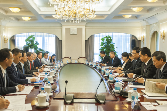 8月8日，大唐集團公司副總經(jīng)理金耀華在總部會見美國科恩集團副董事長、前副國務(wù)卿馬克▪格羅斯曼一行，雙方就一帶一路沿線地區(qū)機遇挑戰(zhàn)、未來在水處理和工藝改進領(lǐng)域的合作機會進行了溝通交流。金耀華對馬克•格羅斯曼的到訪表示歡迎