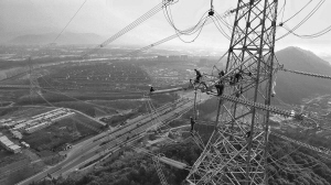 500千伏富N—陽(yáng)N輸電線路投運(yùn)為杭州電網(wǎng)迎峰度夏提供保障。戴翔攝7月，杭州連續(xù)出現(xiàn)23個(gè)高溫天，最高氣溫達(dá)41攝氏度