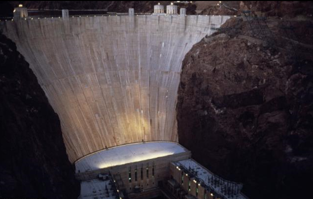 2017年8月3日，白鶴灘水電站工程進(jìn)入主體工程全面建設(shè)階段，是目前世界上在建裝機(jī)規(guī)模最大的水電站，其主要特性指標(biāo)以及綜合技術(shù)水平均居世界水電工程前茅，總體規(guī)模為1600萬(wàn)千瓦，是僅次于三峽工程的世界第二大水電站。是世界第一個(gè)單機(jī)容量機(jī)組突破100萬(wàn)千瓦的水電站，更重要的是，這也是中國(guó)首次100%采用國(guó)產(chǎn)水輪發(fā)電機(jī)組的大型水電站，標(biāo)志著中國(guó)水電站建設(shè)邁入新的臺(tái)階，中國(guó)水電能源利用也邁向新高峰