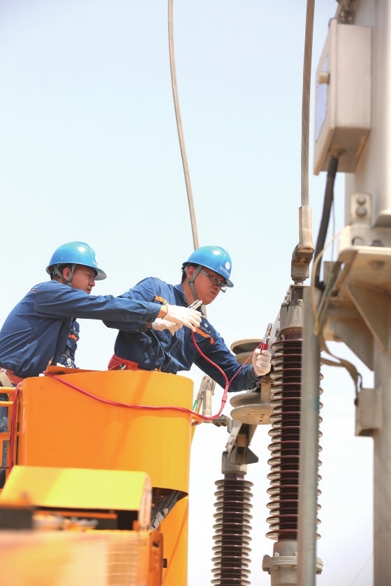 今年內(nèi)蒙古自治區(qū)大事多、喜事多。朱日和閱兵、自治區(qū)成立70周年慶?；顒?dòng)以及2017庫(kù)布其國(guó)際沙漠論壇和《聯(lián)合國(guó)防治荒漠化公約》第十三次締約方大會(huì)等一系列重大活動(dòng)，對(duì)電力供應(yīng)、保障和服務(wù)提出了高水準(zhǔn)的要求