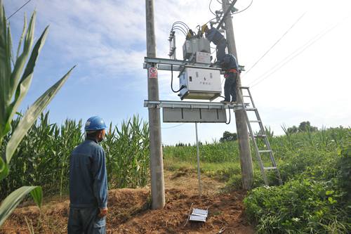 經(jīng)過(guò)半年多的奮戰(zhàn)，濟(jì)源759眼機(jī)井通惠民工程投用，為農(nóng)業(yè)增效、農(nóng)民增收提供了優(yōu)質(zhì)電能。近期濟(jì)源供電公司對(duì)機(jī)井通線路和設(shè)備進(jìn)行全面隱患排查，圖為8月14日，該公司人員正在對(duì)王虎2號(hào)機(jī)井通臺(tái)區(qū)消缺