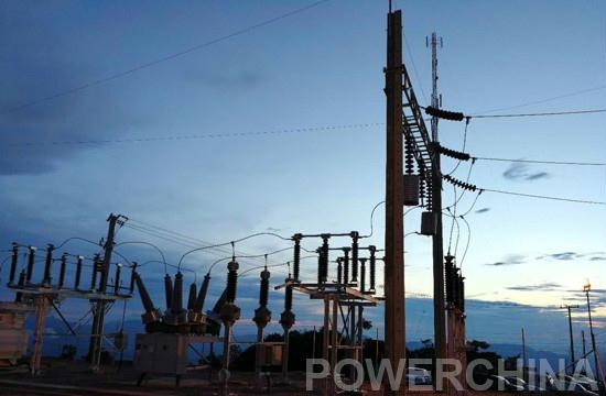 日前，水電三局第二分局承建的中老鐵路四標(biāo)一分部相嫩縣鳩格江村的115/22千伏-12500千伏安變電站搭火成功，標(biāo)志著中老鐵路無(wú)人區(qū)施工用電邁開(kāi)了重要的一步。中老鐵路大臨工程施工用電一直以來(lái)都受到了水電三局及第二分局的高度重視，自去年11月水電三局專家組現(xiàn)場(chǎng)踏勘、施組審查及召開(kāi)專題會(huì)議