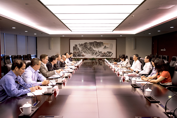 8月11日， 集團公司副總經(jīng)理、黨組成員陳建華在總部會見了美國科恩集團副董事長馬克&dot;格魯斯曼，納爾科大中華副總裁博朗迅，雙方就加強合作與交流交換了意見。陳建華歡迎馬克&dot;格魯斯曼、博朗迅一行的來訪，并簡要介紹了集團公司總體情況和下一步發(fā)展規(guī)劃