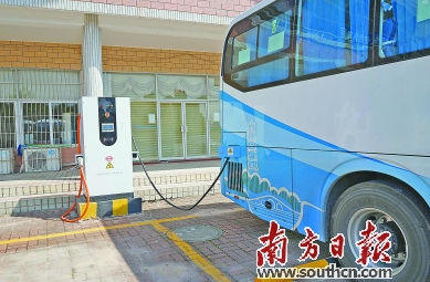 當下，新能源汽車熱潮涌動、席卷全球。作為全國汽車電子和零部件重鎮(zhèn)，惠州搶灘布局新能源車有啥大動作？一直擁有“汽車整車夢”的惠州，何時能夠誕生惠州版的“特斯拉”或“比亞迪”？ 惠州將新增電動汽車充電樁8000多個，圖為惠大快線公交充電站