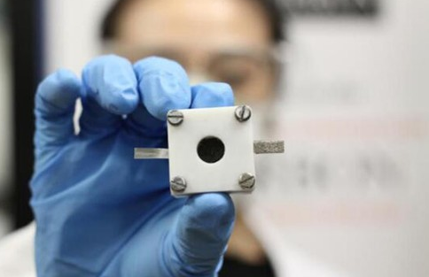 悉尼大學（USyd)和新加坡南洋理工大學的化學工程研究人員已經(jīng)開發(fā)出一種新電池技術(shù)——鋅空氣電池。研究人員認為它可以運用在電子產(chǎn)品之中，從而來代替鋰離子電池