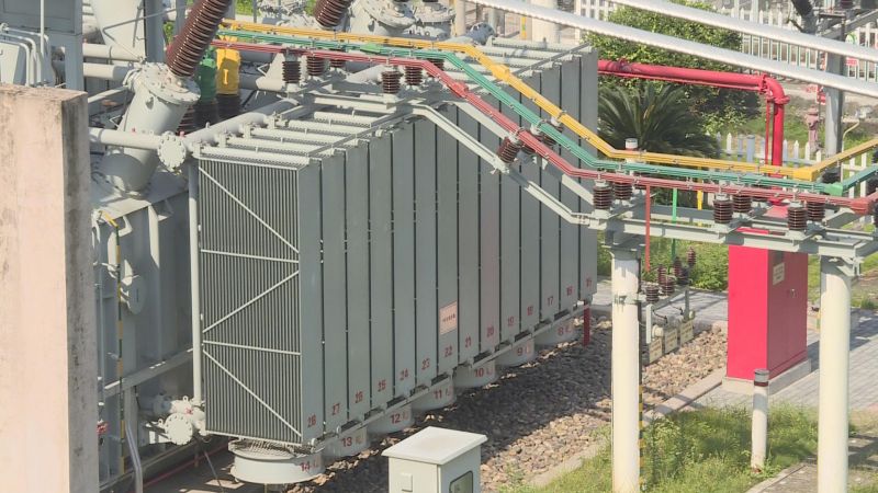 日前，記者從國網(wǎng)重慶檢修公司獲悉，南岸區(qū)金家?guī)r變電站升級改造工程主體部分已經(jīng)全面完成，整個工程預計8月底完工。 據(jù)了解，位于南岸區(qū)南湖路的金家?guī)r變電站建成于1990年，主要承擔著南岸區(qū)核心商圈供電任務(wù)，至今安全運行近20多年