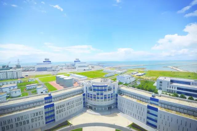 “當夏末的晴空覆于海陽核電，今天的海陽核電現(xiàn)場，天朗氣清、惠風和暢、云依核島，開啟了海陽核電一年中最美季節(jié)。”為了留住最美的海陽核電瞬間，小萱?zhèn)冊诤ｊ柡穗姼魈幱涗浿锰鞖饫锏暮穗娒谰?，帶你從北走到南、從西走到東，一次看個痛快！▲陽光正好▲白云朵朵，AP1000人才從這里啟航繼續(xù)前行，無論是林立的廠房，還是碧海藍天的遼闊海景，這里總有一個畫面是你愛的