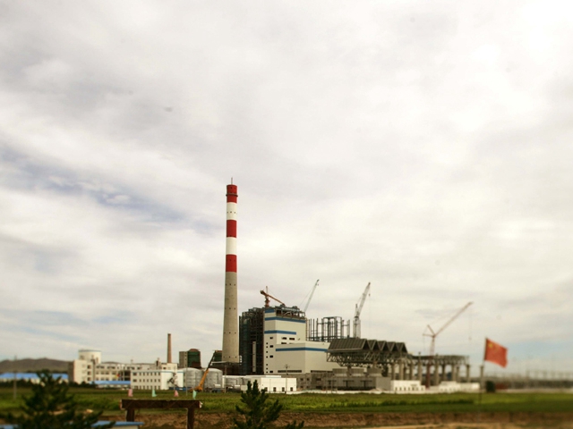 煤電行業(yè)2017年陷入全面虧損之際，“十三五”期間煤電去產(chǎn)能路線圖正式出爐。發(fā)改委、工信部、財政部等十六部委14日聯(lián)合印發(fā)的《關于推進供給側結構性改革防范化解煤電產(chǎn)能過剩風險的意見》(下稱《意見》)明確，“十三五”期間，全國停建和緩建煤電產(chǎn)能1.5億千瓦，淘汰落后產(chǎn)能0.2億千瓦以上