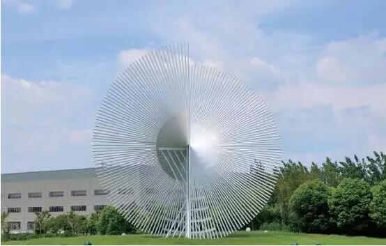 打造一個成功的風電裝備產(chǎn)業(yè)園需要具備哪些要素？江蘇阜寧給出的答案是，把握好宏觀產(chǎn)業(yè)政策，選擇好招商引資對象，建立好政策扶持機制。經(jīng)過十多年的精心培育，風電裝備制造業(yè)已經(jīng)成為該縣對外的一張靚麗“名片”，為當?shù)亟?jīng)濟社會發(fā)展和產(chǎn)業(yè)結構轉型注入一股綠色之源