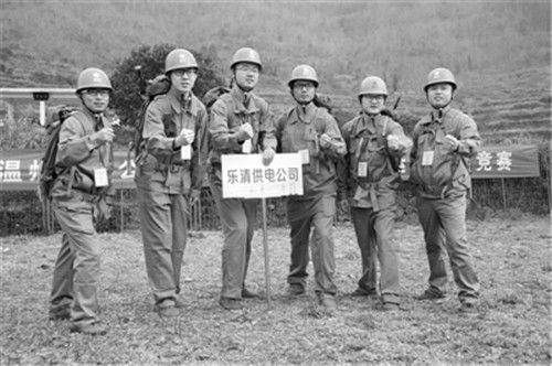 記者昨天從市總工會了解到，共產(chǎn)黨員、國網(wǎng)樂清市供電公司90后巡線員張思遠被追授為“溫州市職工職業(yè)道德標兵”。今年8月9日，張思遠在巡線排除故障返程途中不慎墜落叢林，因公殉職，年僅25歲，被找到時，他懷中還緊抱著工具包，里面巡線用的相機、測距儀、紙和筆一樣都沒有少