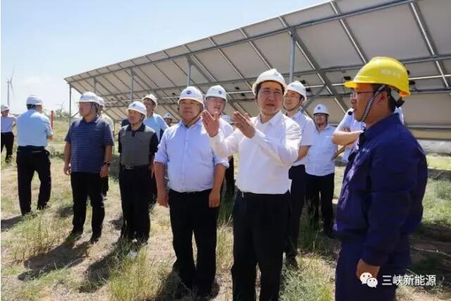 8月14日至15日，三峽集團(tuán)董事長、黨組書記盧純一行赴寧夏調(diào)研，了解集團(tuán)在西北地區(qū)新能源業(yè)務(wù)的生產(chǎn)經(jīng)營情況，深入一線慰問干部職工，并召開工作座談會。三峽集團(tuán)黨組成員、副總經(jīng)理畢亞雄，三峽新能源總經(jīng)理李斌陪同調(diào)研