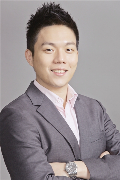 成長在臺灣、求學(xué)于美國，供職于法國企業(yè)的張宗明正操著臺灣味十足的普通話同記者侃侃而談《能源發(fā)展“十三五”規(guī)劃》《電力發(fā)展“十三五”規(guī)劃》，還有國家能源局最新發(fā)布的微電網(wǎng)政策。在施耐德電氣位于望京的辦公室里，記者同遠(yuǎn)在上海辦公的張宗明進(jìn)行了視頻訪談