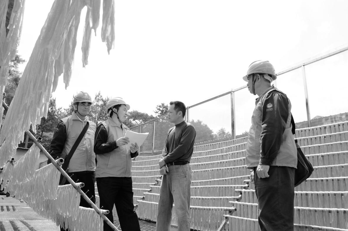 編者按為轉(zhuǎn)變能源利用方式，推動能源消費結(jié)構(gòu)優(yōu)化升級，今年上半年，電力企業(yè)扎實推進(jìn)電能替代各項工作成效明顯。通過主動謀劃，爭取政策扶持力度；深入調(diào)研，全面挖掘電能替代需求項目；快速響應(yīng)，加大配套電網(wǎng)建設(shè)進(jìn)度等方式，積極倡導(dǎo)電能替代能源消費新理念，引領(lǐng)綠色電能生活新風(fēng)尚