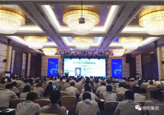 8月11日，以“抓住新機(jī)遇，構(gòu)建新生態(tài)”為主題的 2017內(nèi)蒙古風(fēng)電發(fā)展高峰論壇在內(nèi)蒙古錫林浩特舉辦。本次會(huì)議是在內(nèi)蒙古自治區(qū)發(fā)展和改革委員會(huì)、內(nèi)蒙古自治區(qū)科技廳和內(nèi)蒙古自治區(qū)能源局的指導(dǎo)下，在中國(guó)可再生能源學(xué)會(huì)風(fēng)能專業(yè)委員會(huì)和中國(guó)農(nóng)機(jī)工業(yè)協(xié)會(huì)風(fēng)力機(jī)械分會(huì)的大力支持下，由錫林郭勒盟行政公署和明陽(yáng)智慧能源集團(tuán)股份公司聯(lián)合主辦，錫林浩特市人民政府和錫林浩特市發(fā)展和改革委員會(huì)協(xié)辦