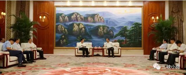 8月14日，中國(guó)三峽集團(tuán)董事長(zhǎng)、黨組書(shū)記盧純與寧夏回族自治區(qū)黨委書(shū)記，自治區(qū)人大常委會(huì)主任、黨組書(shū)記石泰峰在銀川舉行會(huì)談。雙方就深化合作，實(shí)現(xiàn)共贏等事宜深入交換了意見(jiàn)