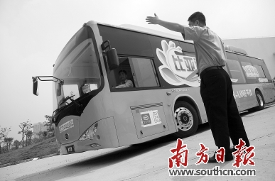 深圳市政府公報(bào)日前對(duì)外發(fā)布了《深圳市2017年新能源汽車(chē)推廣應(yīng)用財(cái)政支持政策》。新政策顯示，在購(gòu)置補(bǔ)貼方面，純電動(dòng)乘用車(chē)、插電式混合動(dòng)力乘用車(chē)（含增程式）、純電動(dòng)客車(chē)的補(bǔ)貼都有較大下降，一些類型新能源車(chē)補(bǔ)貼相比過(guò)去要下降一半多；充電設(shè)施建設(shè)補(bǔ)貼則有較大提升