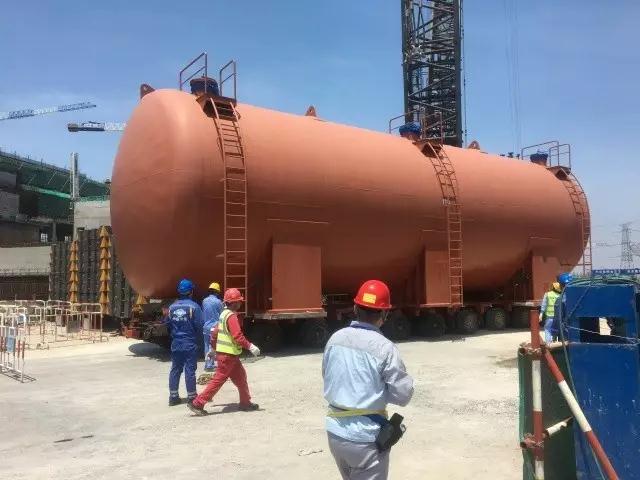 8月16日，經(jīng)過連續(xù)兩天奮戰(zhàn)，“華龍一號”示范工程福清核電6號機組預(yù)裝設(shè)備引入工作再傳喜訊，兩臺柴油機主貯油罐分別于15日和16日依次吊裝就位，至此柴油機廠房柴油機主貯油罐已全部引入，為后續(xù)柴油機廠房0米土建施工創(chuàng)造了有利條件。為確保6號機組施工進展，“華龍一號”工程建設(shè)團隊集中力量消除制約影響，對存在的問題進行重點突擊，加班加點進行現(xiàn)場施工，最終于15日上午滿足吊裝先決條件，起重機經(jīng)過起鉤、變幅，回轉(zhuǎn)和落鉤等操作使設(shè)備順利而安全的成功引入