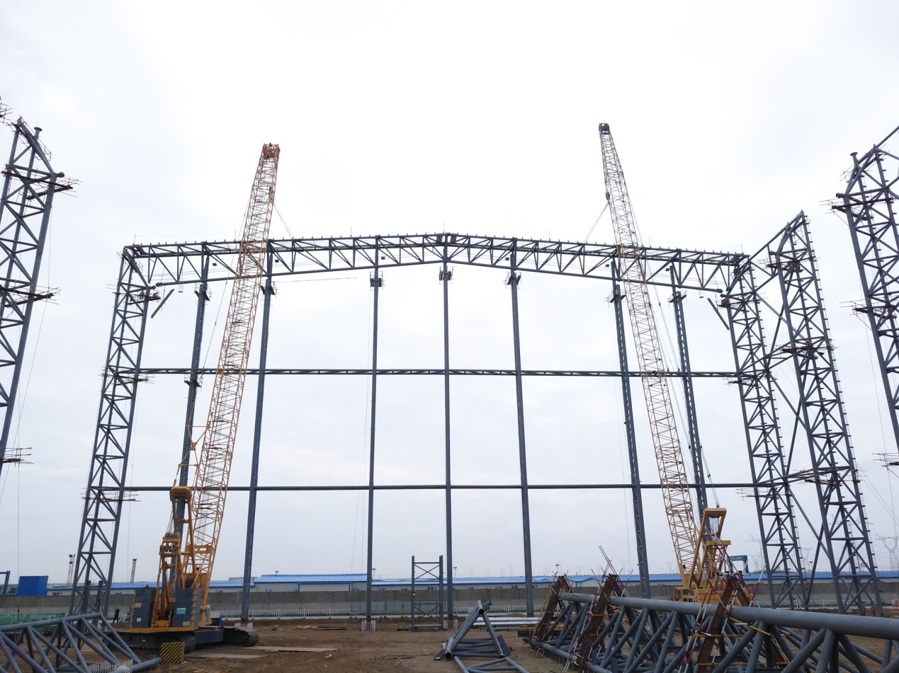 2017年8月13日11時50分，中國能建安徽電建二公司承建的極1戶內直流場大跨度屋架吊裝圓滿完成，標志著戶內直流場鋼結構安裝順利進入吊裝階段。極1戶內直流場采用空間立體鋼管桁架結構，橫向跨度北部62.5m，南部80m，成L型布置