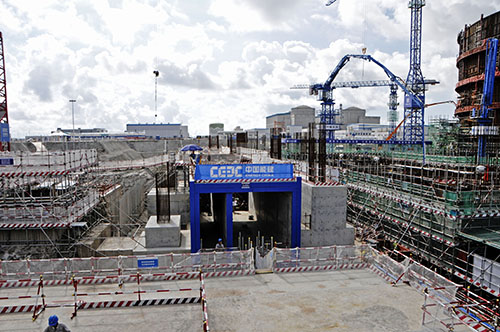 “現(xiàn)場開展綠色施工活動，制定綠色施工方案，包含施工區(qū)塔吊噴淋降塵、臨建區(qū)綠化、光伏自供電、無紙化辦公等……”這是前不久，防城港核電華龍一號示范工程進行安質環(huán)標準化及國際標桿評估時專家們講解檢查的通報。8月初，中廣核工程有限公司專家組對防城港項目部開展了2017年第二階段安質環(huán)表準化及國際標桿評估