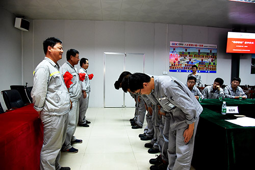 “諸位徒弟你們很榮幸，這次導師帶徒活動是最高級了，公司黨委書記親自指示，公司總部人資部主任親臨現(xiàn)場安排，你們的師傅們是我們項目部華龍一號工程的生產(chǎn)經(jīng)理、總工程師、安全經(jīng)理……”這是近日在防城港核電二期工程現(xiàn)場中國能建安徽電建二公司防城港項目部書記在導師帶徒活動上時的講話。“導師帶徒”最實用的培訓方式為了培養(yǎng)核電人才，安徽電建二公司防城港項目部從2011起，不斷創(chuàng)新“導師帶徒”工作機制，最突出的載體是依托承建