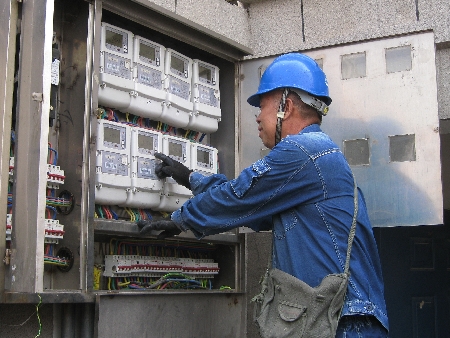 河南濟源供電公司對轄區(qū)范圍內的零電度用戶進行清理排查，重點對客戶的表計進行現(xiàn)場比對，了解每一個零電度用戶原因，并以零電度排查為契機，對違約用電及表計接線情況等進行整治，完善營銷管理，規(guī)范用電秩序，建立良好的供用電環(huán)境。8月16日，該公司思禮供電所供電服務人員對思禮商貿(mào)小區(qū)臺區(qū)進行現(xiàn)場排查