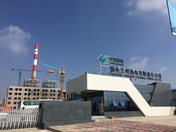 西北電建四公司國電蘭州熱電有限責任公司2×350兆瓦異地擴建工程側記時值盛夏，多地最高氣溫達到40攝氏度。西北電建四公司國電蘭熱項目秉持“共贏致和、行穩(wěn)致遠”的企業(yè)精神，科學策劃，周密部署，全體施工人員在酷暑中經(jīng)受“烤”驗，用他們頑強的鐵軍精神拼搏奮斗著，全力打贏這場攻堅戰(zhàn)