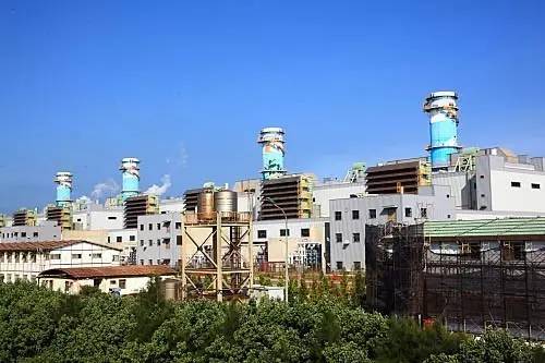 事故經(jīng)過上月剛出現(xiàn)花蓮和平電廠電塔倒塌導致限電危機，2017年8月15日下午4時51分，臺灣省各地傳出停電事件，據(jù)臺灣電力公司（簡稱臺電）官方表示，由于中油人員在大潭電廠天然氣計量站更換電源供應器時導致大潭電廠供氣中斷，六臺機組脫網(wǎng)，供電量減少約4200MW，造成電力系統(tǒng)頻率瞬間降低，因此穩(wěn)控裝置啟動低頻減載，造成臺灣省多處停電。由于大潭機組供電量大，臺電公司不得已從晚間6時起實施緊急分區(qū)輪流停電，造成大量民眾不便